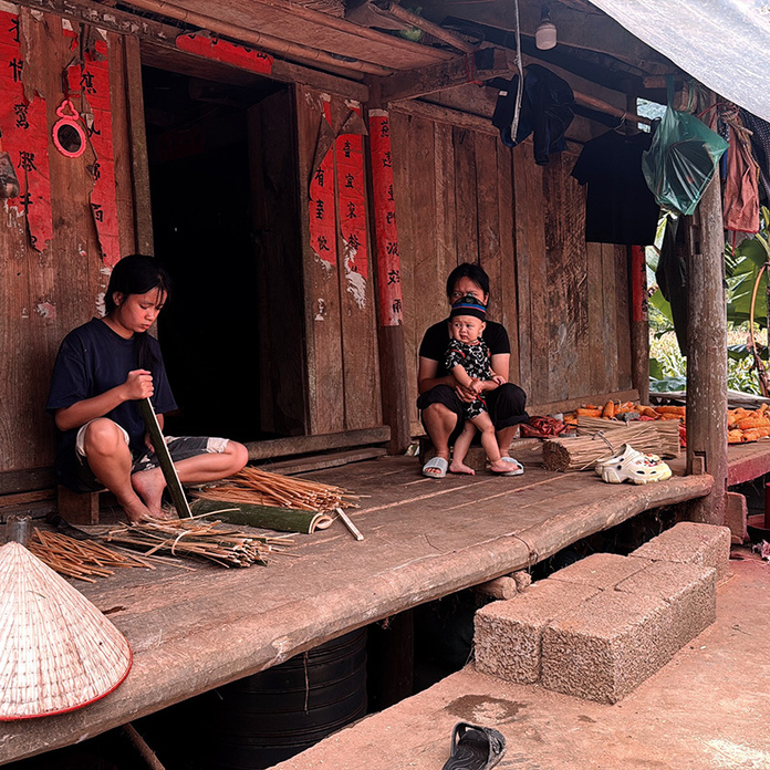 Une famille locale fabriquant des encens au village de Phia Thap © ASIA DMC