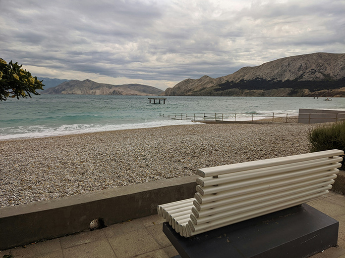 plage de Baška © Unsplash - Marko Licina
