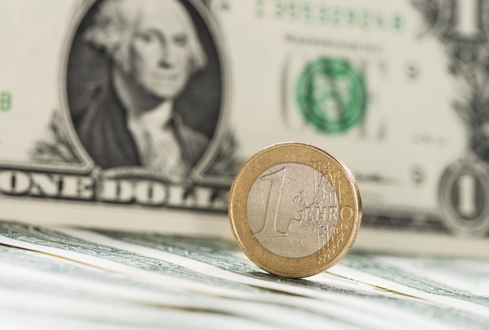L'euro est tombé ce lundi sous 1,12 dollar, au plus bas depuis mai 2025 - Depositphotos.com, HandmadePicture
