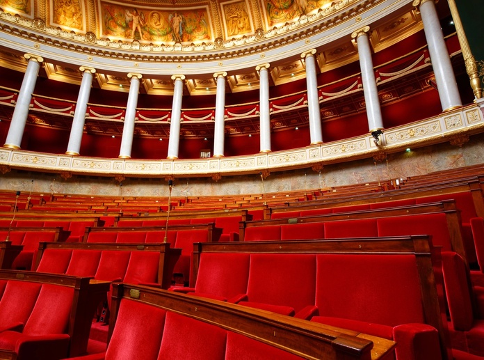 Les députés Alexis Jolly et Vincent Rolland ont déposé un rapport très commenté dans le secteur touristique - Depositphotos