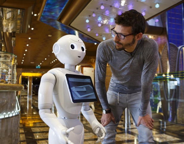 À bord du Costa Diadema, Pepper est en mesure de parler 3 langues (français, anglais et italien). Cinq robots de ce type sont à bord pour répondre aux questions de passagers - Photo Costa À bord du Costa Diadema, Pepper est en mesure de parler 3 langues (français, anglais et italien). Cinq robots de ce type sont à bord pour répondre aux questions de passagers - Photo Costa