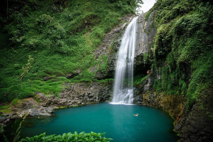 Une cascade au coeur de Tahiti © Myles McGuinness