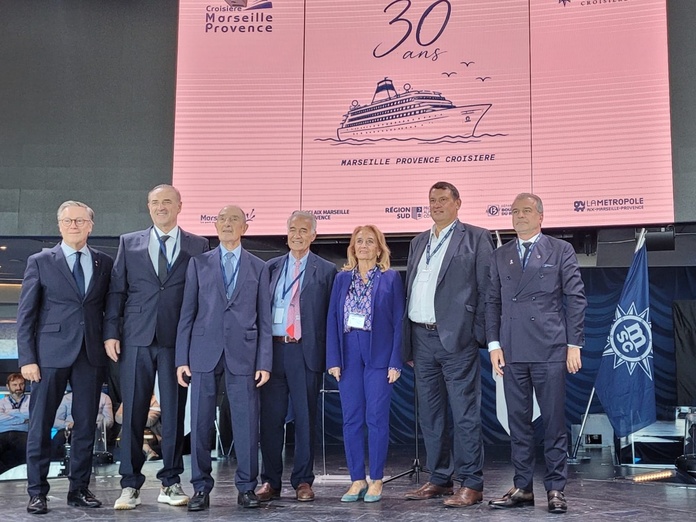 Patrick Pourbaix (MSC Croisières France), Jean-François Suhas, Jacques Truau et Jacques Hardelay (les 3 présidents successifs de Marseille Provence Croisière), Danielle Milon (Provence Tourisme), Hervé Martel (GPMM) et Jean-Luc Chauvin (CCI Aix Marseille Provence) réunis à bord du MSC Meraviglia pour les 30 ans de l'association - Photo : AB