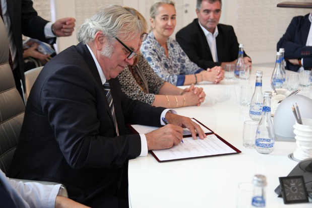 Richard Soubielle signe l'accord de coopération entre les professionnels du tourisme d’ Azerbaïdjan et les professionnels du tourisme français (c ) RBT