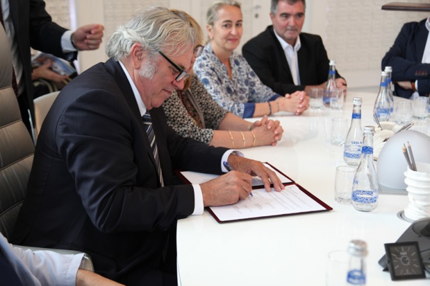 Richard Soubielle signe l'accord de coopération entre les professionnels du tourisme d’ Azerbaïdjan et les professionnels du tourisme français (c ) RBT Richard Soubielle signe l'accord de coopération entre les professionnels du tourisme d’ Azerbaïdjan et les professionnels du tourisme français (c ) RBT