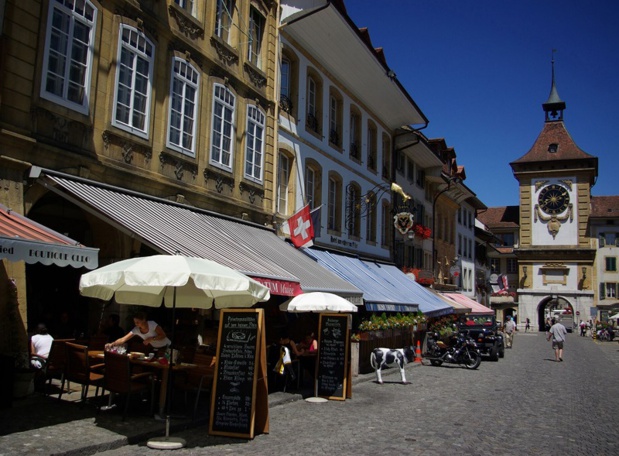 A Morat, il règne une ambiance très germanique, version cossue et pimpante.   Mais deux enseignes « boucherie-charcuterie » et « coiffure », entrevues au détour de la balade, rappellent l’imbrication des langages - DR : J.-F.R.