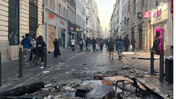 Sébastien Lecornu : "des couvre-feux partiels et très localisés pourront être mis en place" - Dans les rues de Marseille le 17 octobre Photo RS