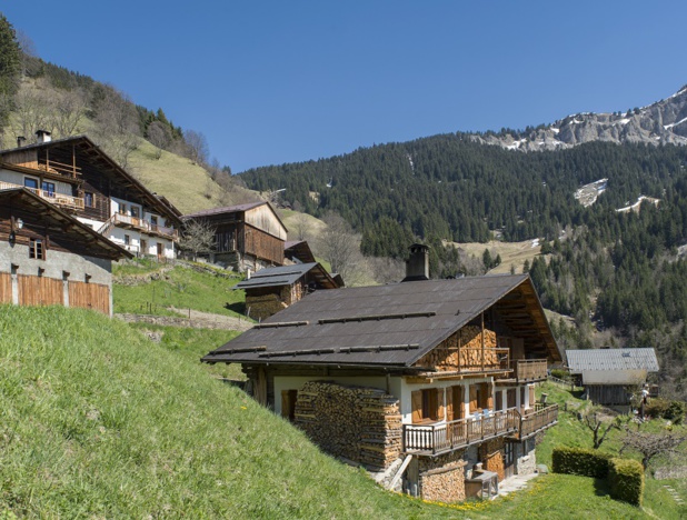 Avec ses chalets de pierre et de bois étagés sur la pente, sa petite chapelle à clocher à bulbe et ses greniers débordant de foin juste coupé, Boudin est comme le pavillon témoin d’une ruralité séculaire - © Gilles Lansard - Le Beaufortain