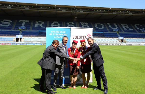 De gauche à droite : Thomas Dubus, Président du directoire de l'Aéroport de Strasbourg, Jean-Luc Delanoue, Directeur Partenariats Grands Comptes Racing Club de Strasbourg Alsace et Edo Friart, Directeur du Développement International de Volotea - Photo : Volotea