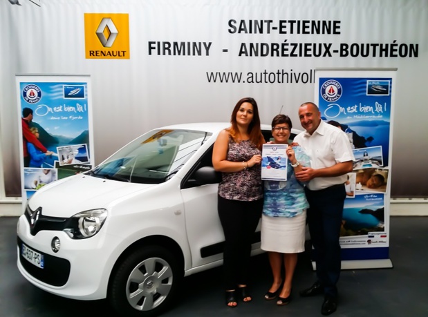 Agnès Drillon, responsable de l’agence Selectour Afat Bleu Voyages à Saint-Chamond (42), s’est vu remettre, en présence d’Olivier Boudard, Directeur des ventes et de Caroline Alvarez, Responsable Commercial Rhône-Alpes, la Renault Twingo mise en jeu - Photo DR