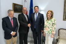 Philip Micallef, à gauche, passe le flambeau à Joseph Galea, à sa gauche - DR : Air Malta Philip Micallef, à gauche, passe le flambeau à Joseph Galea, à sa gauche - DR : Air Malta