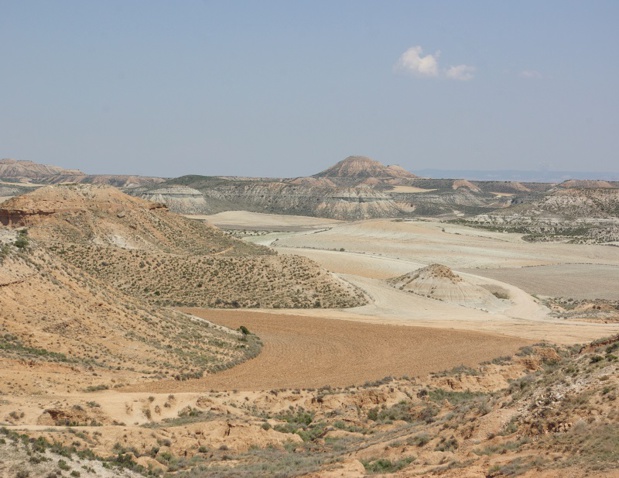 Les Bardenas Reales, 42 000 hectares de relief abrupt, veiné de canyons, de plateaux tabulaires, de pics érodés et de plaines presque incultes - DR : J.-F.R.