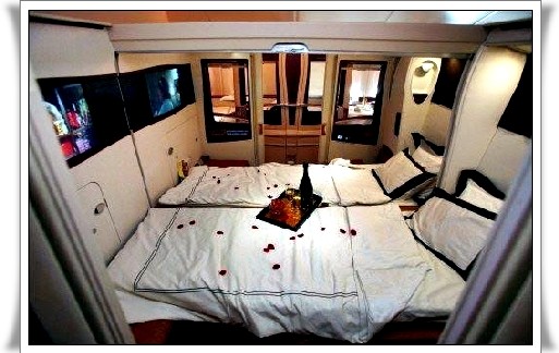 Si l'aménagement des suites de l'A380 a fait couler beaucoup d'encre, celui d'Emirates pourrait faire couler beaucoup d'eau dans les 2 salles de bain avec douche dans l’espace Première ! Si l'aménagement des suites de l'A380 a fait couler beaucoup d'encre, celui d'Emirates pourrait faire couler beaucoup d'eau dans les 2 salles de bain avec douche dans l’espace Première !