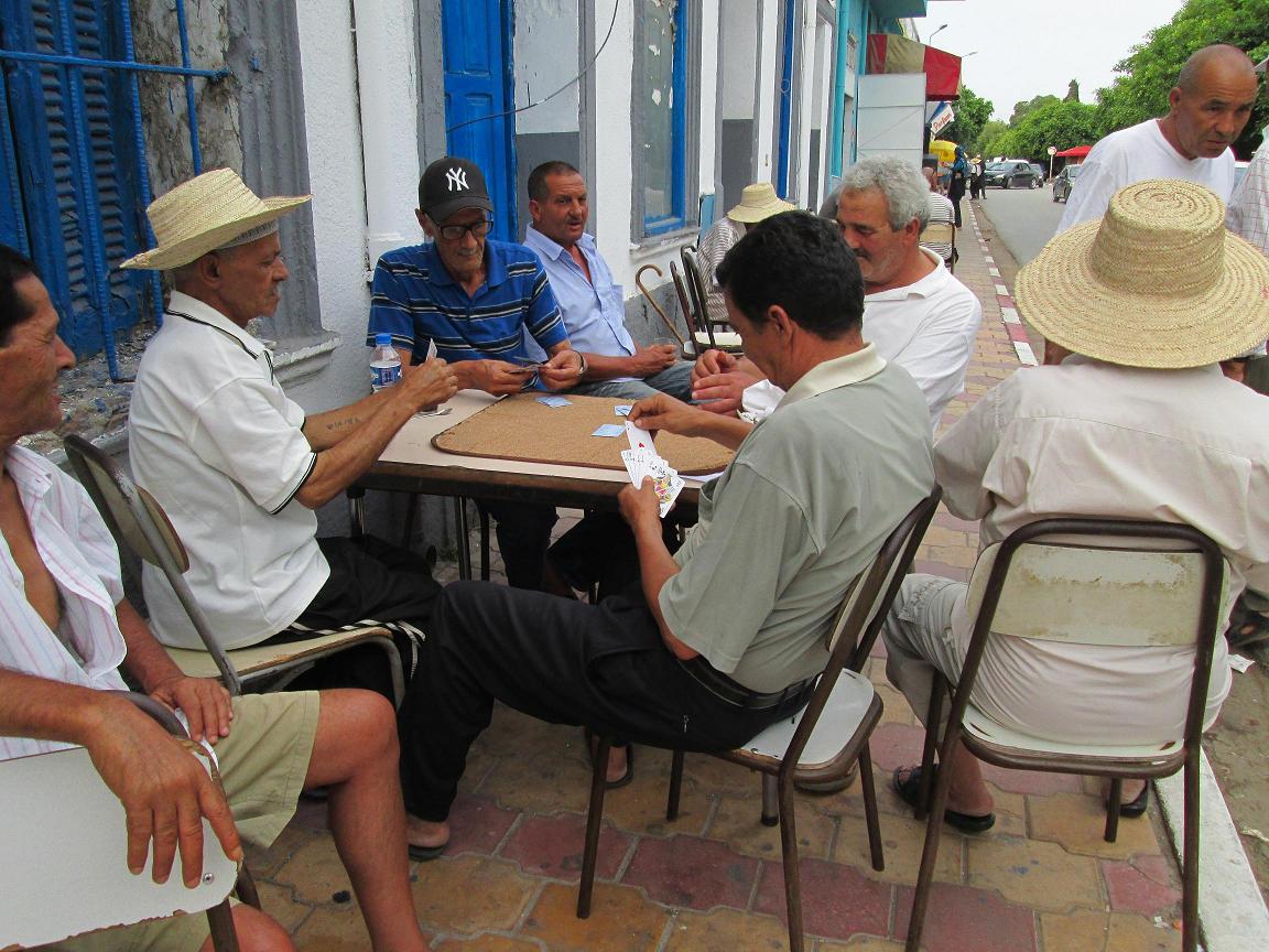 Partie de cartes sur le trottoir. Des joueurs indifférents à ma présence et à ma photo.