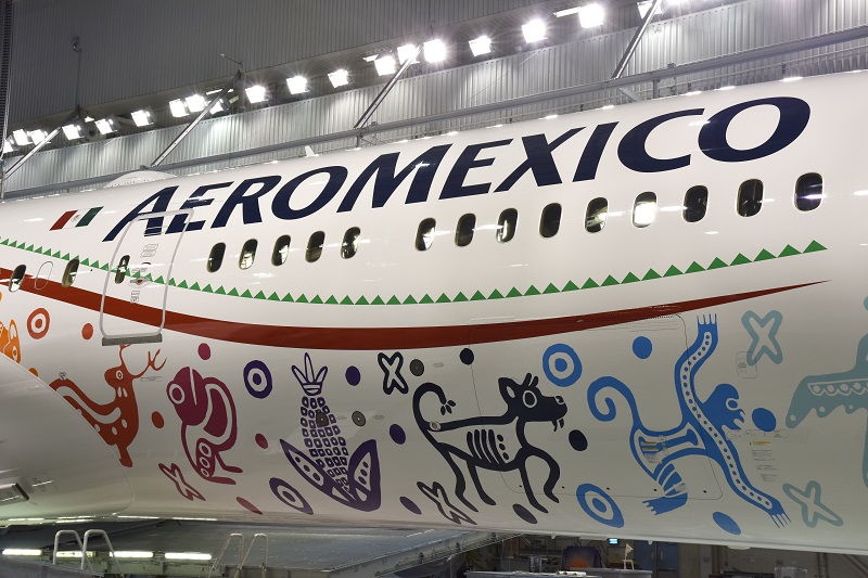 Sur le fuselage de l'appareil est apposé un motif représentant l'emblématique Quetzalcoatl, dont le nom signifie « Serpent à plumes », l'une des principales divinités du Mexique à l'époque préhispanique, d'où le nom de baptême de cet avion. - DR Sur le fuselage de l'appareil est apposé un motif représentant l'emblématique Quetzalcoatl, dont le nom signifie « Serpent à plumes », l'une des principales divinités du Mexique à l'époque préhispanique, d'où le nom de baptême de cet avion. - DR