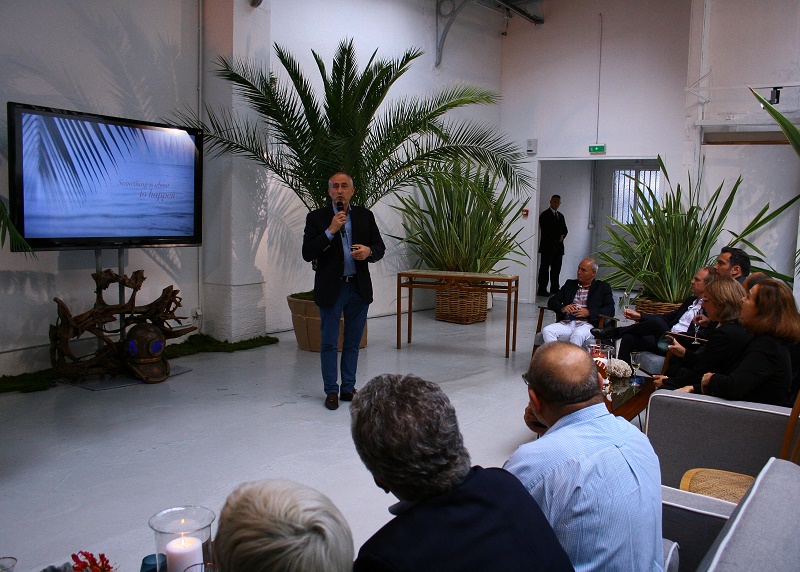 François Venin, directeur commercial Beachcomber, présente la nouvelle identité de la marque à la galerie Nikki Marquardt, place des Vosges à Paris, le 16 septembre 2016 - DR : H.L.