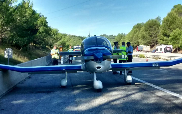 L'avion a réussi à se ranger sur le côté de la route sans provoquer d'accident - Photo : Var Matin/Twitter