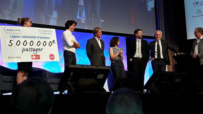 Les opérateurs fêtent le 5 000 000e passager, qui est une passagère. Autour d’elle, de gauche à droite, Pierre Gourdan (Flixbus), Charles Begbeder (Starshipper), Hugo Roncal (Eurolines/Isilines) et Guillaume Pepy pour Ouibus (filiale de la SNCF) et Gilles Dansart, rédacteur en chef de Mobilettre qui a animé le congrès - DR : M.S. Les opérateurs fêtent le 5 000 000e passager, qui est une passagère. Autour d’elle, de gauche à droite, Pierre Gourdan (Flixbus), Charles Begbeder (Starshipper), Hugo Roncal (Eurolines/Isilines) et Guillaume Pepy pour Ouibus (filiale de la SNCF) et Gilles Dansart, rédacteur en chef de Mobilettre qui a animé le congrès - DR : M.S.