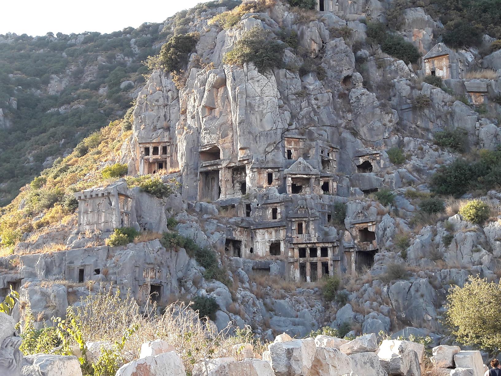 Sur la route des vestiges de l'ancienne Lycie. Ici le cimetière vertical de Demre. Photo MS. Sur la route des vestiges de l'ancienne Lycie. Ici le cimetière vertical de Demre. Photo MS.