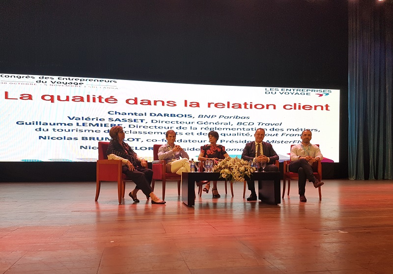 Chantal Darbois de BNP Paribas, Nicolas Brumelot Misterfly, Valérie Sasset BCD Travel, Guillaume Lemière Atout France et Nicolas Delord Thomas Cook France lors du débat sur la qualité dans la relation client lors du congrès des Entreprises du voyage au Sri Lanka - Photo CE