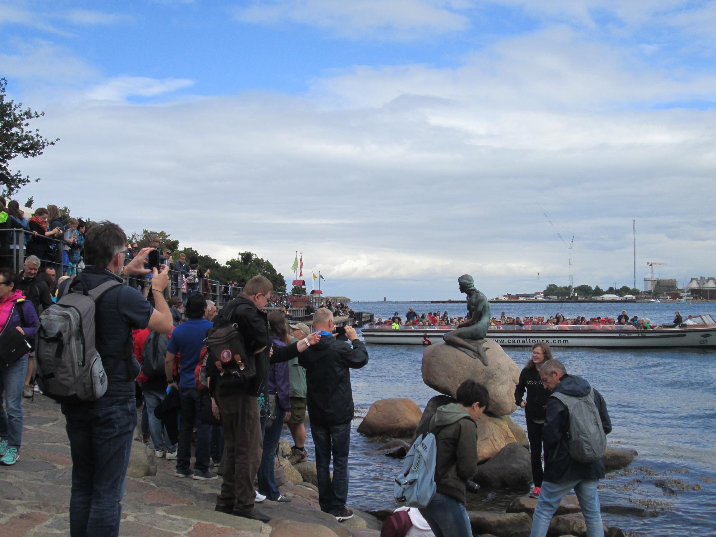 La Petite Sirène. Née de l'imagination de l'auteur de contes de fée Andersen, elle fait rêver,  elle attire tous les regards. Photo MS. La Petite Sirène. Née de l'imagination de l'auteur de contes de fée Andersen, elle fait rêver,  elle attire tous les regards. Photo MS.