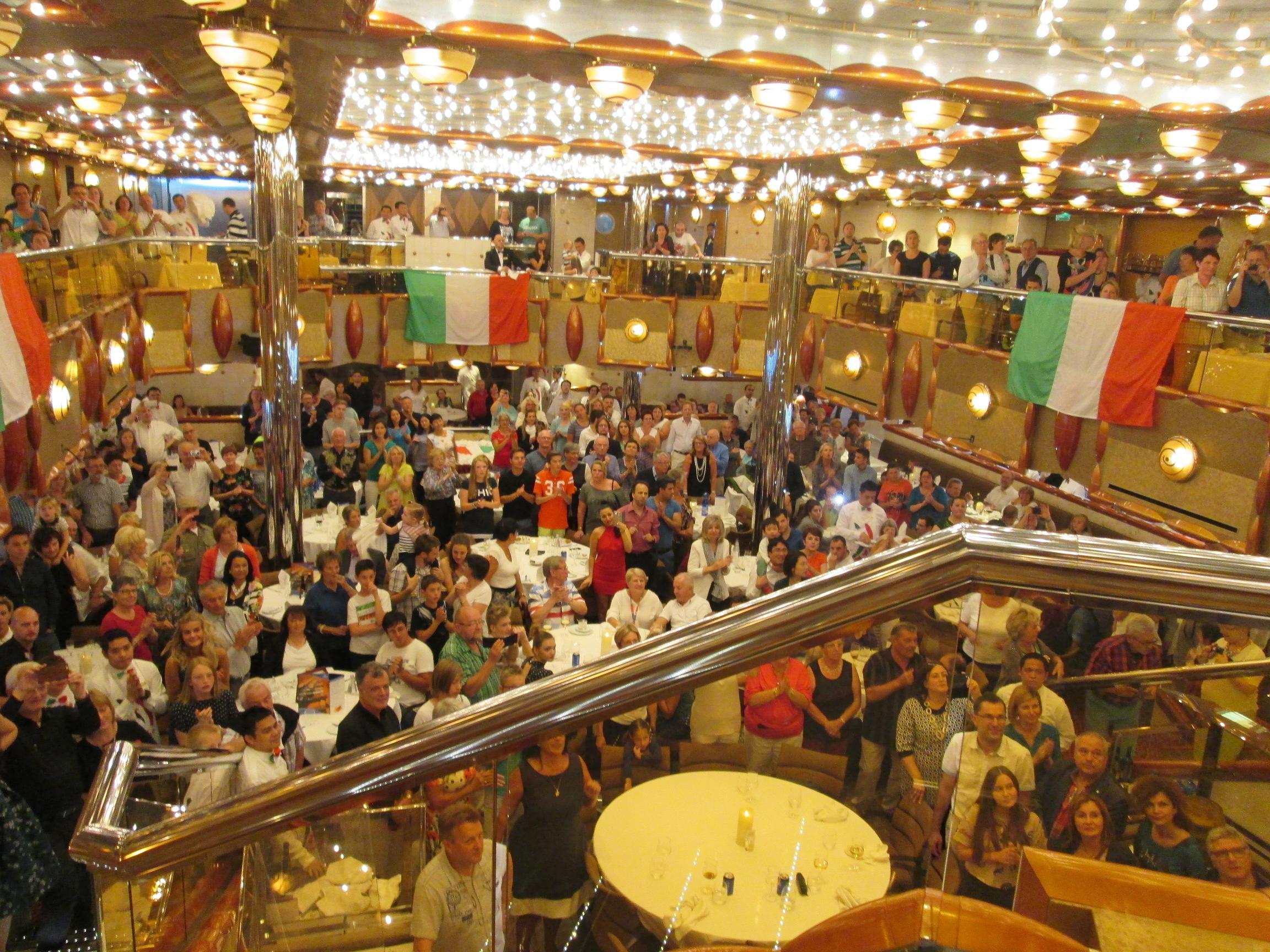 Grand dîner à l'italienne au restaurant  Duca d'Orléans. Ambiance joyueuse. La compagnie a sorti les drapeaux. Le personnel a fait le show. Nous, on a fait tourner les serviettes. Photo MS.