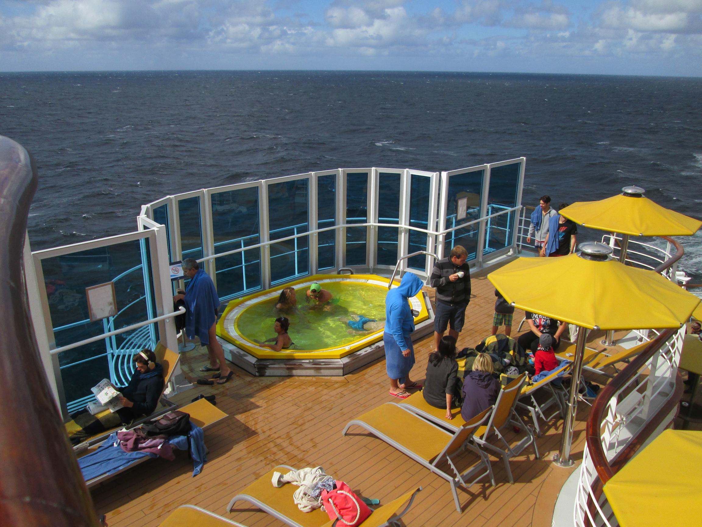 Un bain bouillonnant, un peu de lecture et de musique, on prend un verre en discurant, on se fait des amis....  La vie à bord, à chacun son rythme. Photo MS. Un bain bouillonnant, un peu de lecture et de musique, on prend un verre en discurant, on se fait des amis....  La vie à bord, à chacun son rythme. Photo MS.