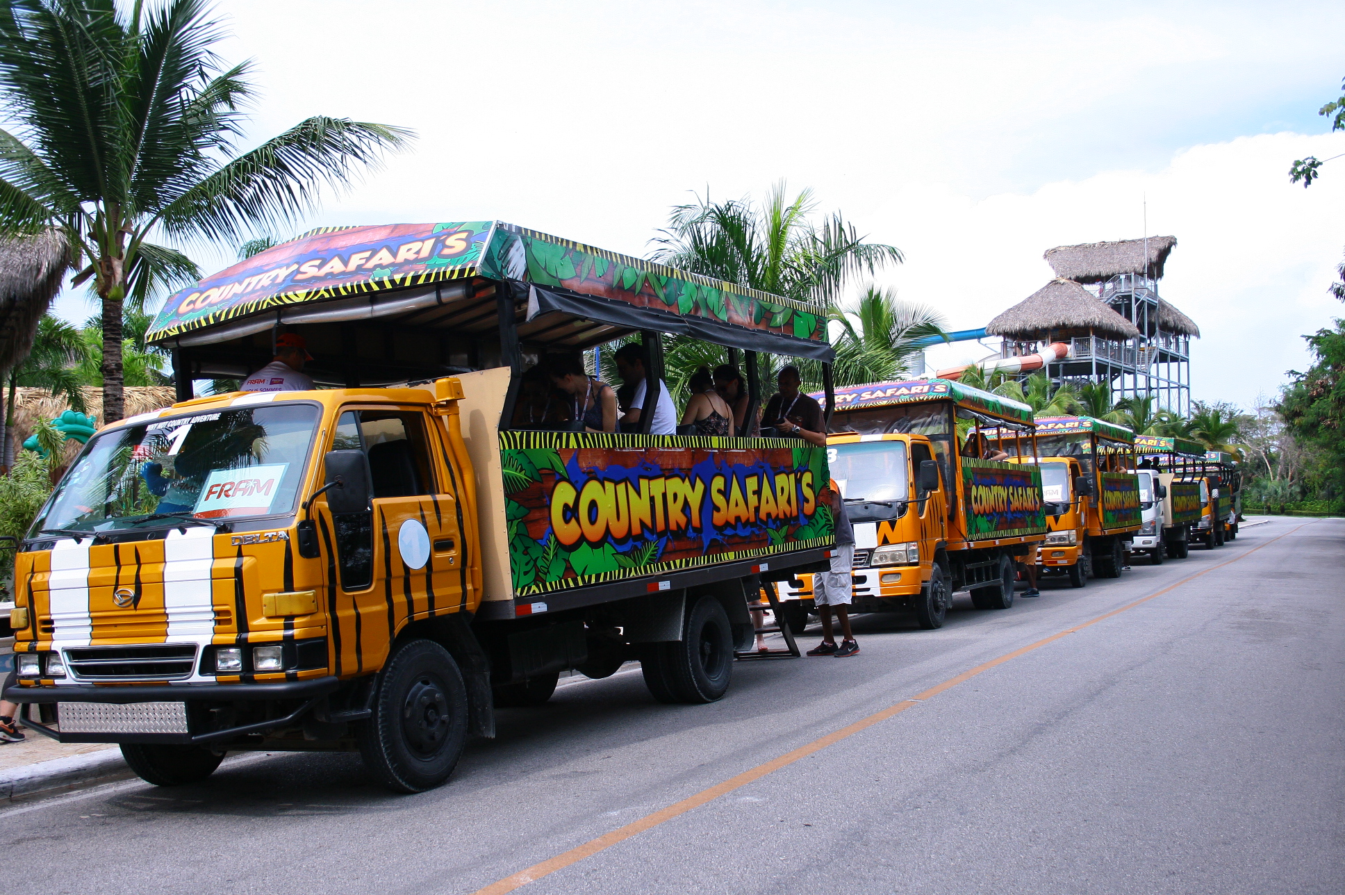 Direction une coopérative agricole à bord des camions-bus Country Safari – DR : HL