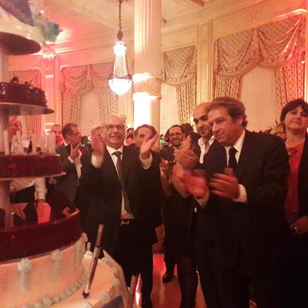 Près du gâteau d'anniversaire et de ses 30 bougies, Jean Korcia président du réseau Manor et Georges Rudas président d'Amadeus France.