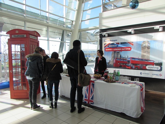 Les passagers du premier vol de Vueling à destination de Londres-Gatwick ont eu droit à un buffet anglais à l'aéroport de Rennes - Photo : Aéroport de Rennes