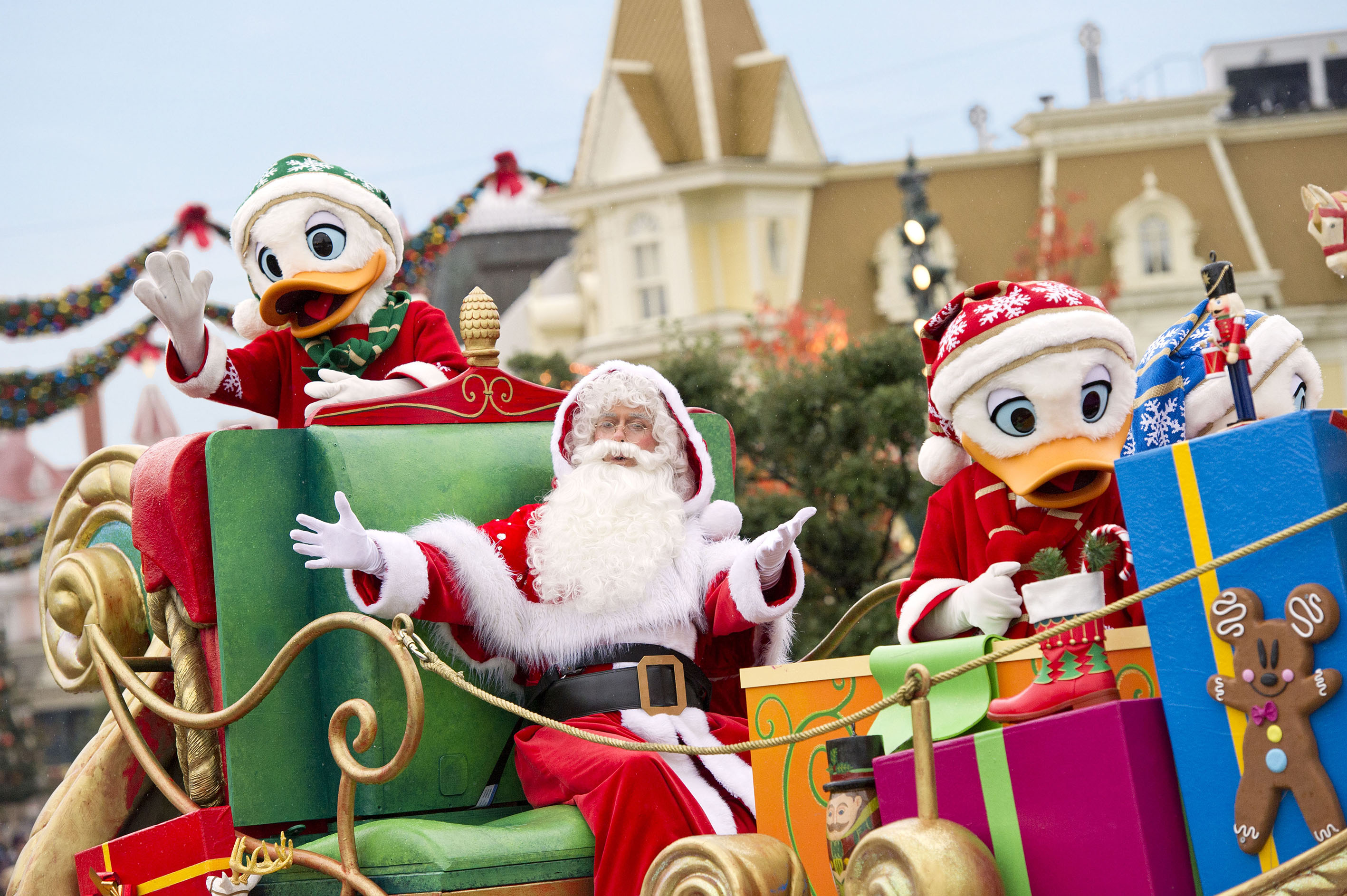Le Père Noël, entouré de Mickey et de Minnie, vient chaque soir illuminer le sapin de 24m de haut sur Time Square - Photo: Disneyland Paris