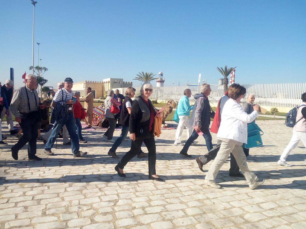 Les passagers de l'Amadea en escale à La Goulette le 2 décembre 2016, partant d'un bon pas en excursion. Photo  Goulette Shipping Cruise.