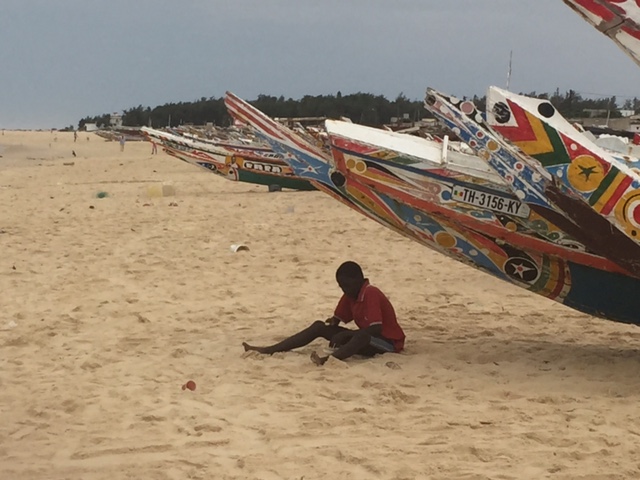 Kayar, le plus grand centre de pêche du pays. Chaque jour, des centaines de pirogues, superbement décorées, ramènent des tonnes de poissons dans le port et se rangent, le long de la plage, sur plus de deux kilomètres - DR : J.-P.C.