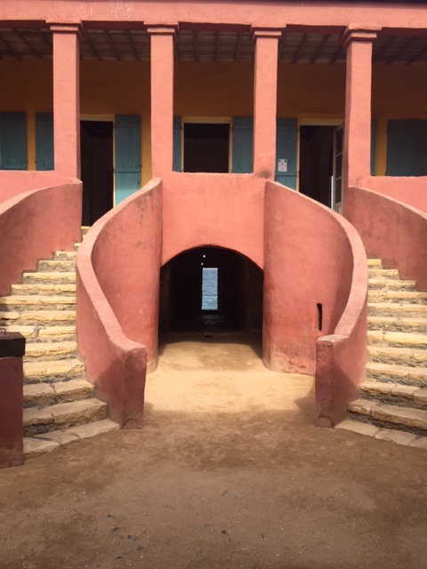 Maison des esclaves à Gorée : les escaliers conduisent à la chambre des négriers, au rez-de-chaussée, le couloir mène à la porte du "voyage sans retour" - DR : J.-P. C.