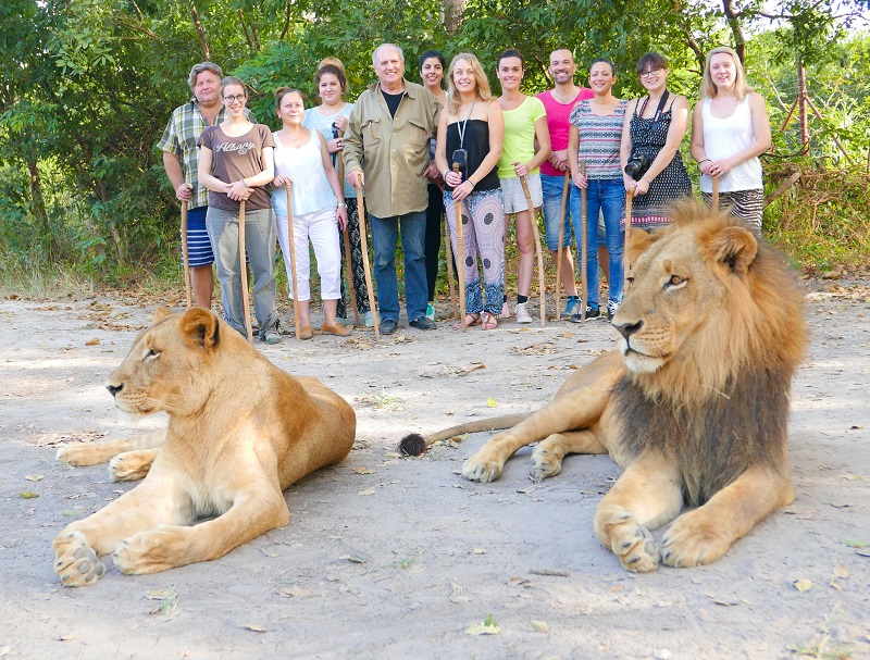 Traditionnelle photo de groupe après la Marche avec les lions : Camille Alban (Carrefour Voyages Crèches sur Saône), Aurélie Baus, (Ailleurs Voyages Augier), Laetitia Dumas (Voyamar Aerosun), Serge Durand (Carrefour Voyages Bourgoin Jallieu), Faustine Faurite (Ailleurs Voyages Valence), Claudine Haddad-Zarka (Aigle Azur), Laurie Lachaise (Ailleurs Voyages Lyon Montchat), Abygail Laffineuse, Clémence Marais (Ailleurs Voyages Villeurbanne), Diana Touati (Ailleurs Voyages Marseille Saint-Barnabé), Eric Veule (Auchan Voyages Aubagne) - DR : Clémence Marais