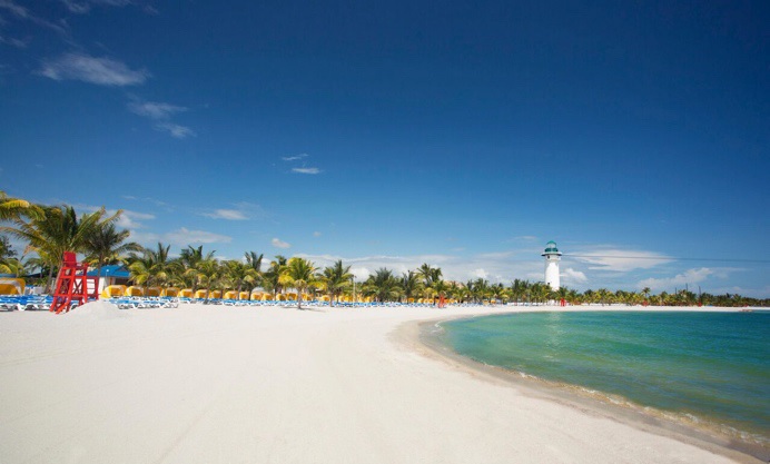 [La plage d’Harvest Caye est le principal attrait de la destination - DR : NCL