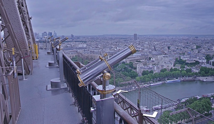 La Tour Eiffel est fermée au public mardi 13 décembre 2016 en raison d'une grève de son personnel - Photo : SETE-Google Street View