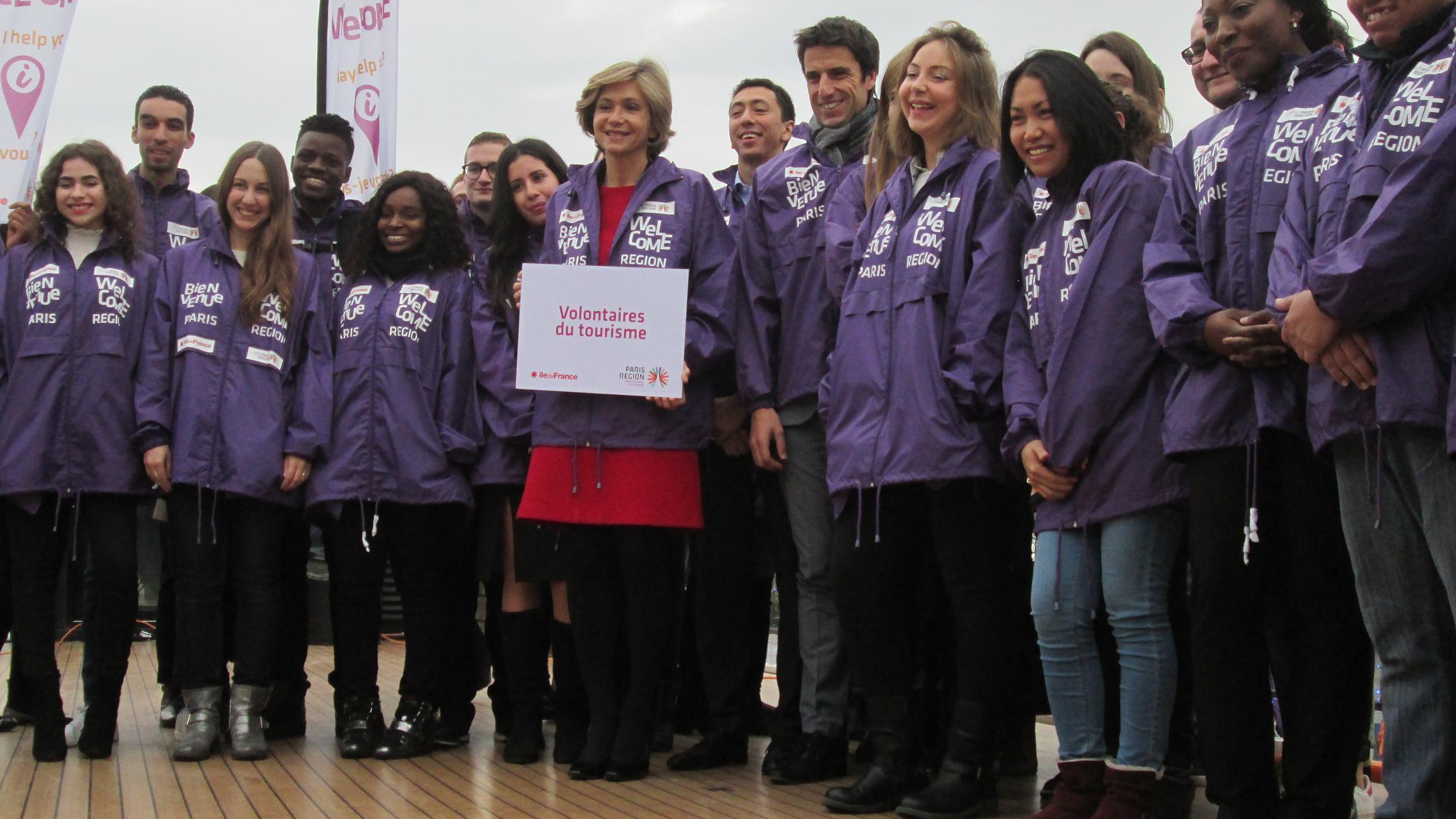 Entourée par une partie des "volontaires du tourisme", Valérie Pécresse présidente de la Région Ile-de-France et Tony Estanguet co-Président du Comité de candidature Paris 2024. Photo MS.