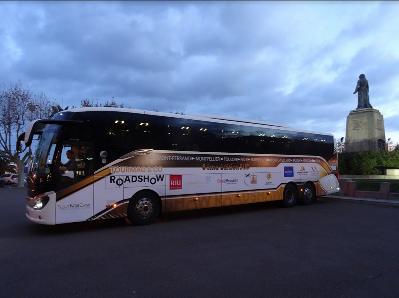 Les 8 partenaires ont embarqué à bord de l'autocar de Voyages Internationaux pour une nouvelle tournée à la rencontre des agents de voyages. - Photo LF