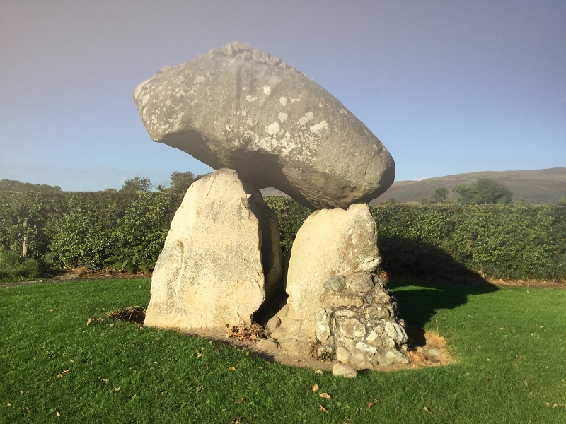 Dolmen sur le site préhistorique. Photo JPC