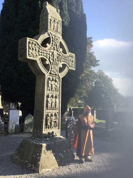 Le révérend frère Mick raconte l'histoire de la croix de Muiredach, la plus belle d'Irlande - Photo J.-P.C.