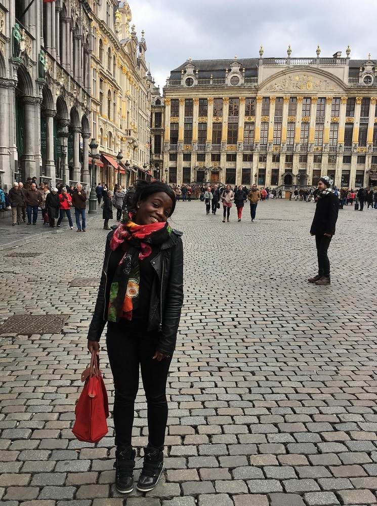 Maéva Vizah sur la Grand-Place de Bruxelles.