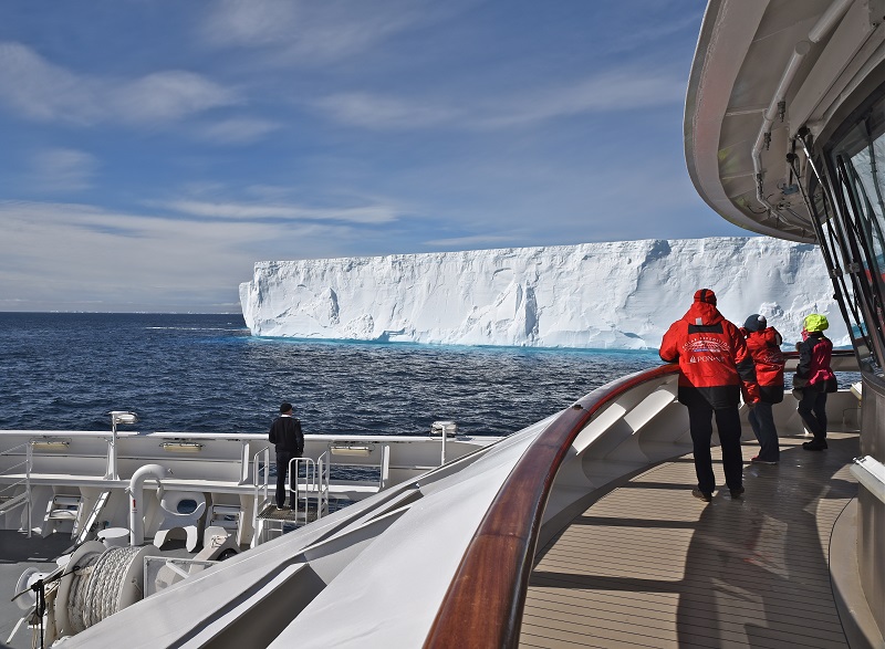 Nous pénétrons dans des paysages constitués d’une palette de couleurs qui varie du blanc immaculé au bleu intense : de la banquise, des icebergs et de la calotte glaciaire - DR : C. Pérot