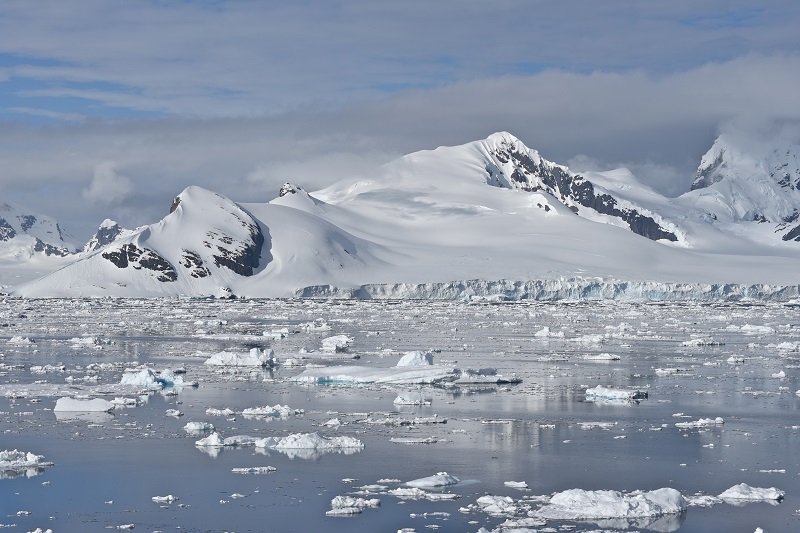 Avec douceur, le navire vogue au plus près de ces cathédrales de glace - DR : C. Pérot