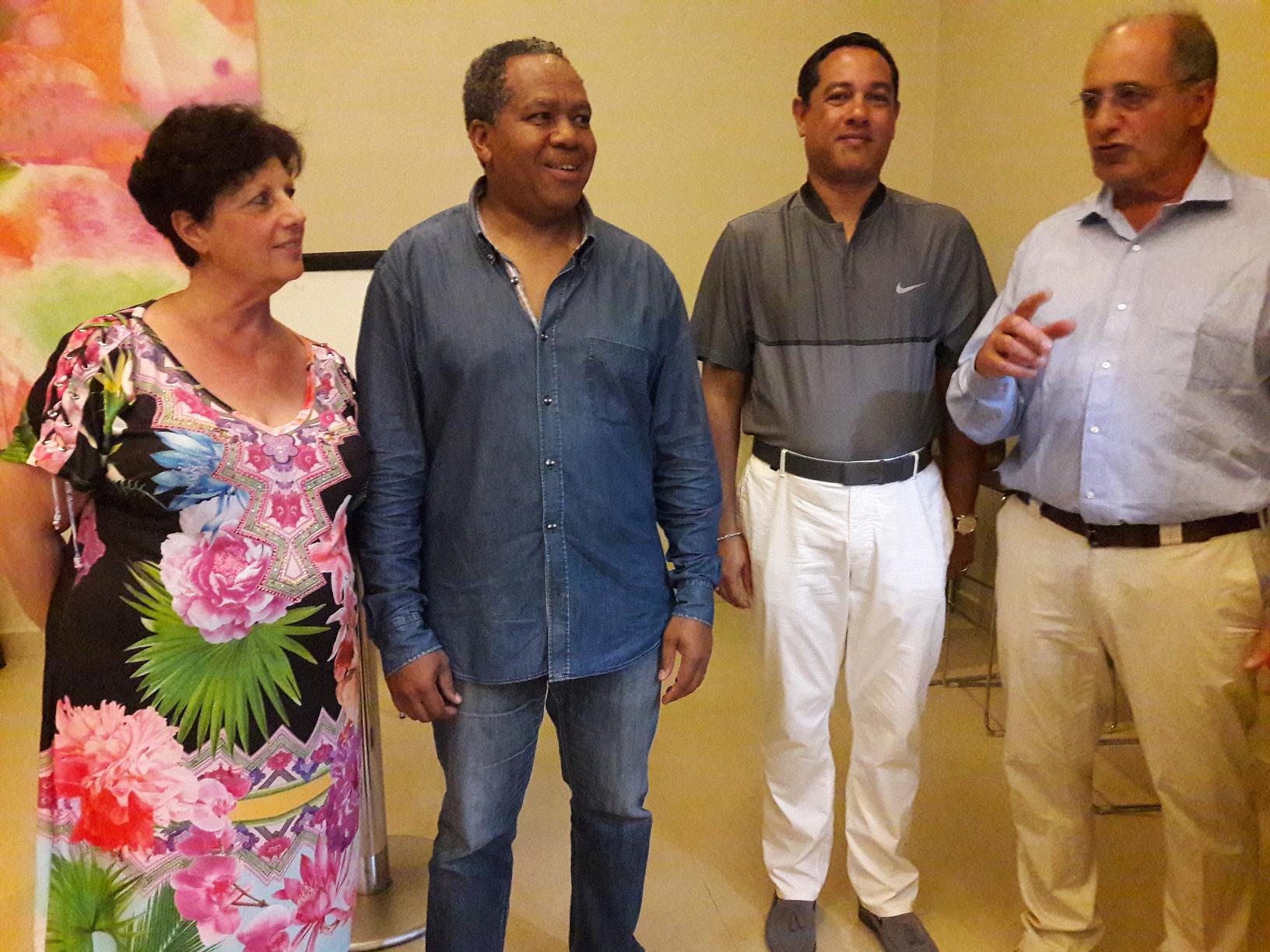 De gauche à droite : Danièle Armanhac, présidente du LEV régional, Roland Ratsiraka, le ministre du tourisme de Madagascar, Ravatomanga Maminaina, président du groupe Sodiat et Jean-Pierre Mas, président national des Entreprises du Voyage - Photo : M.S.