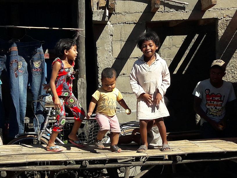 C'est une même fratrie. A côté de leur père, ils dansent sans musique, sans public, juste pour se faire plaisir - Photo : M.S. C'est une même fratrie. A côté de leur père, ils dansent sans musique, sans public, juste pour se faire plaisir - Photo : M.S.