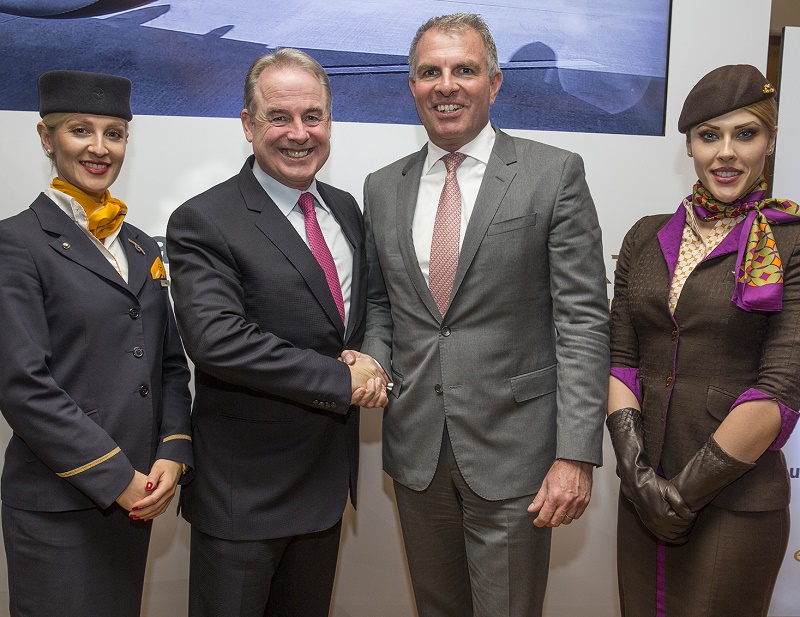James Hogan, le président d'Etihad Group et Carsten Spohr, le président de Lufthansa Group, ont annoncé le renforcement de leur partenariat, au cours d'une conférence à Abu Dhabi, mercredi 1er février 2017 - DR