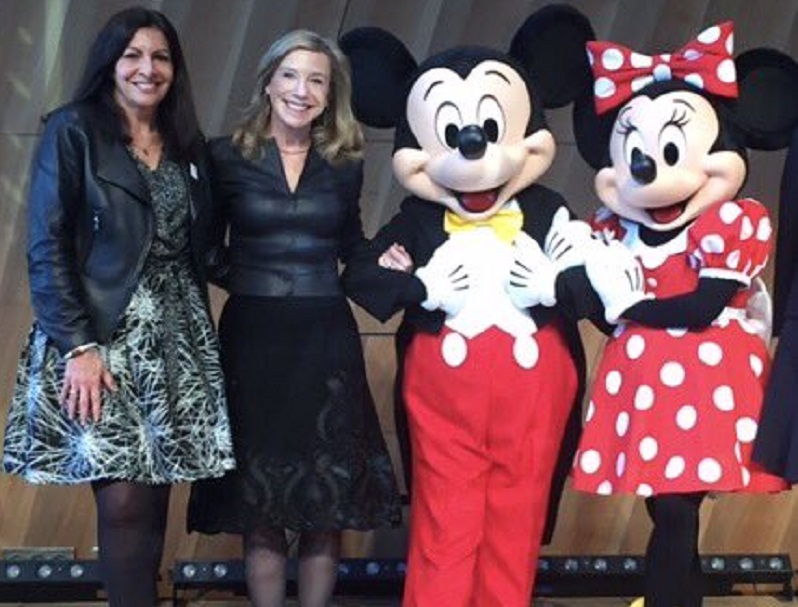 Dame Hidalgo, notre Maire à Paris, a envoyé une belle photo à Donald Trump, entourée de Mickey et Minnie Disney - DR : Compte Twitter Anne Hidalgo