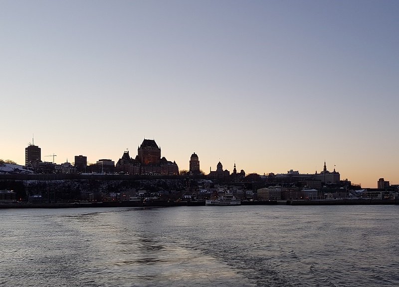 Vue sur la ville de Québec depuis le Saint-Laurent au crépuscule - Photo CE Vue sur la ville de Québec depuis le Saint-Laurent au crépuscule - Photo CE