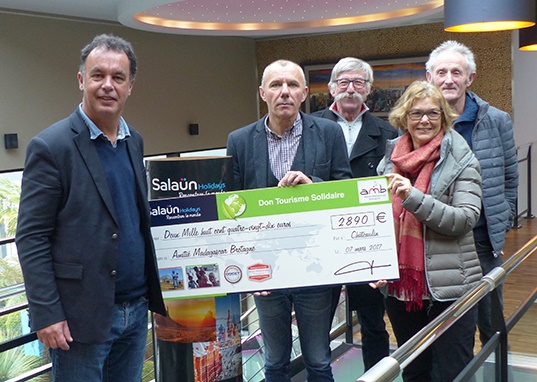 Salaün Holidays a reçu le 7 mars dernier une délégation de l’association Amitié Madagascar Bretagne afin de lui remettre un chèque d’un montant de 2 890€ - DR : Salaün Holidays